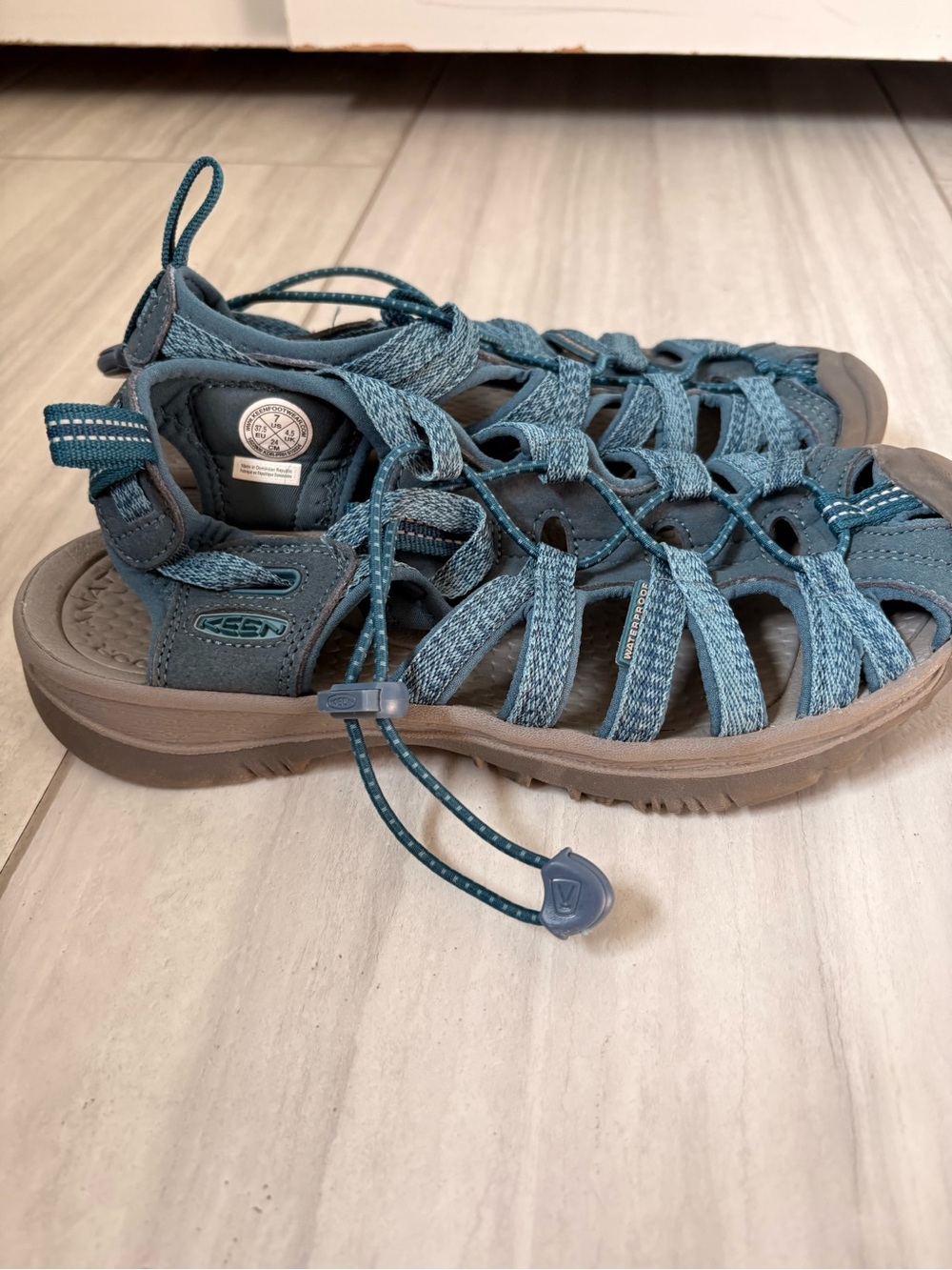Keen Women's Whisper hiking sandals in a blue colorway size 7
